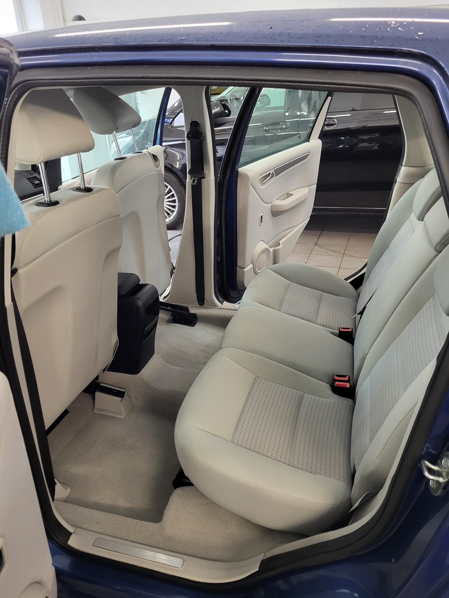 Aussaugen des Fußraumes 2