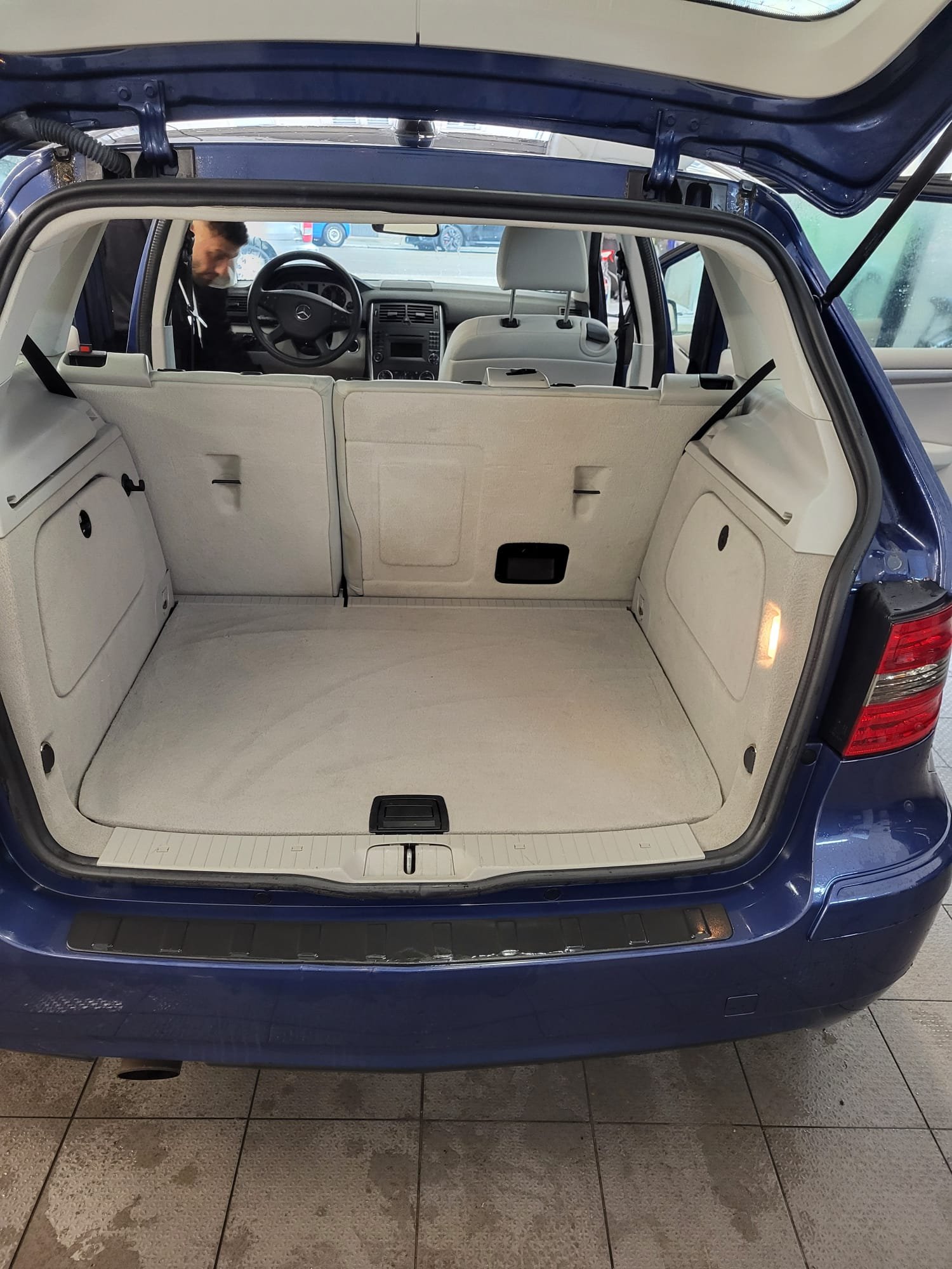 Aussaugen des Fußraumes 4